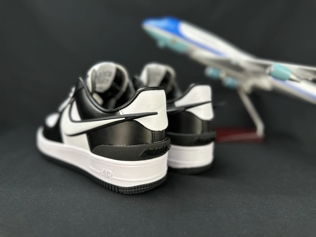 Nike Air Force 1 Grande Swoosh Branco e Preto - Vista 5