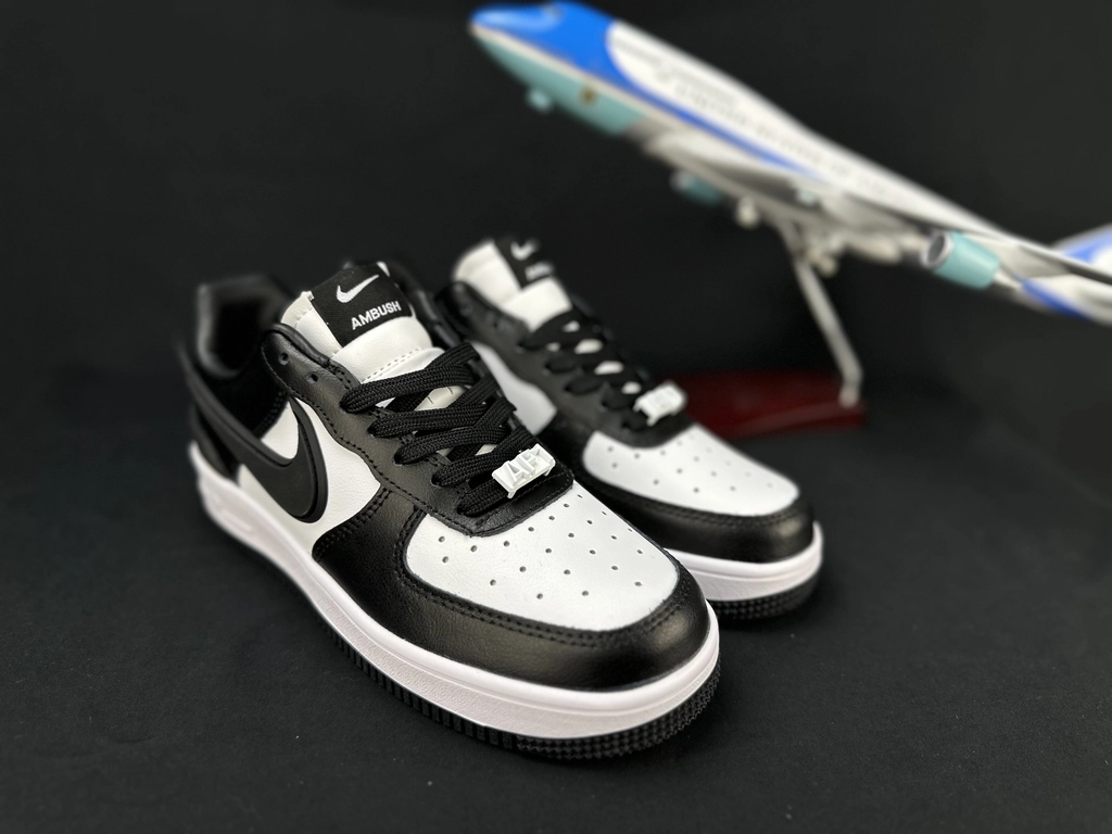 Nike Air Force 1 Grande Swoosh Panda - Vista 4