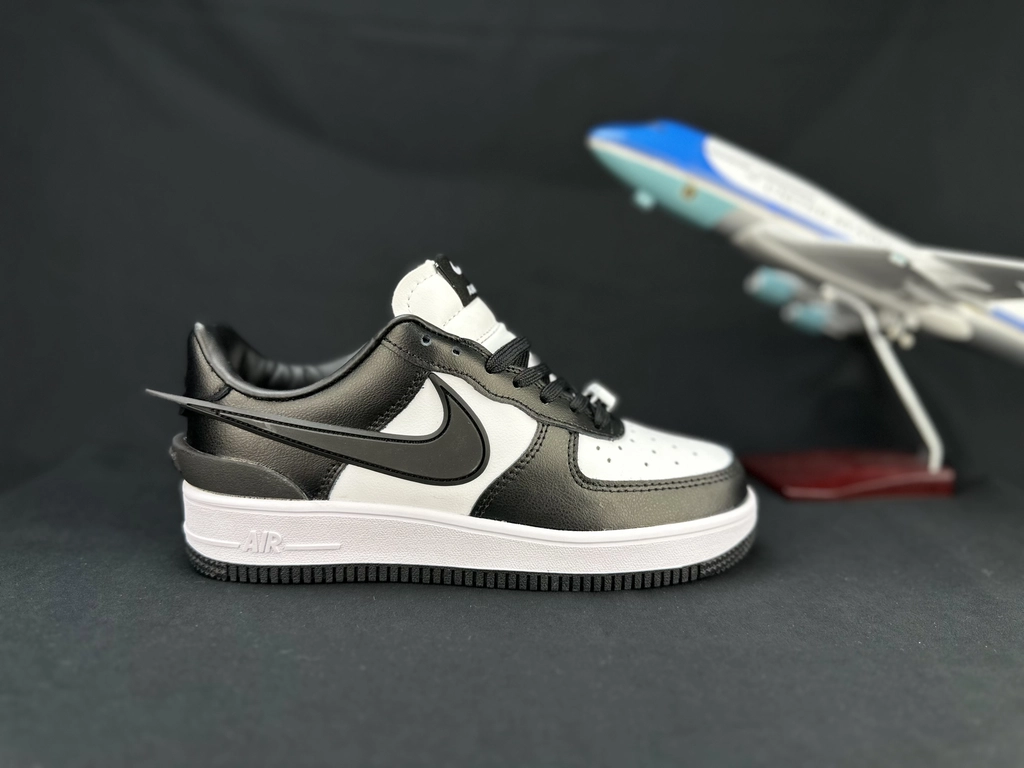 Nike Air Force 1 Grande Swoosh Panda - Vista 8