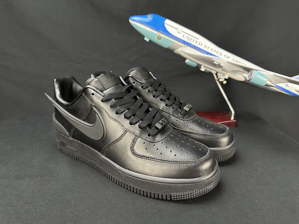 Nike Air Force 1 Grande Swoosh Total Black - Vista 2