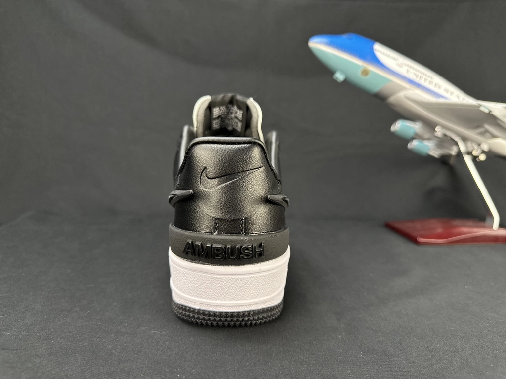 Nike Air Force 1 Grande Swoosh Panda - Vista 9
