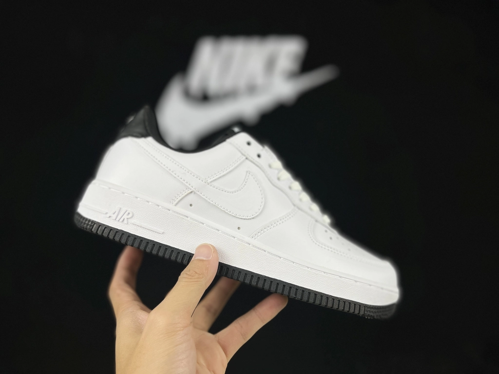 Nike Air Force 1 Edição Preto com Swoosh Branco - Vista 2