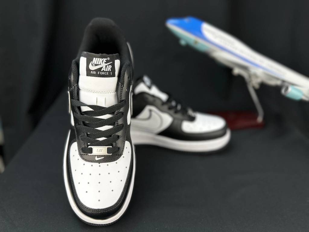 Nike Air Force 1 Duplo Swoosh Panda - Vista 4