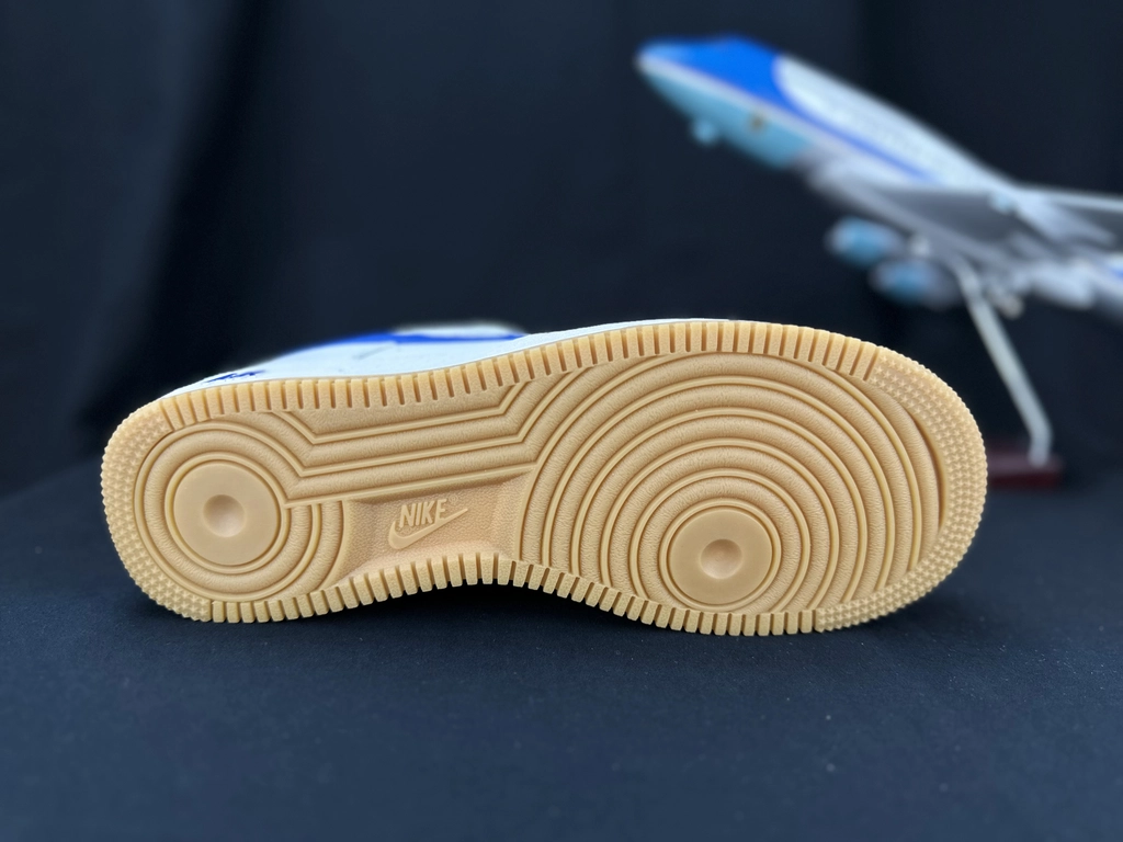 Nike Air Force 1 Branco & Azul - Sola Borracha Natural - Vista 4