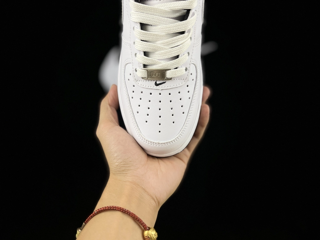 Nike Air Force 1 Edição Preto com Swoosh Branco - Vista 3