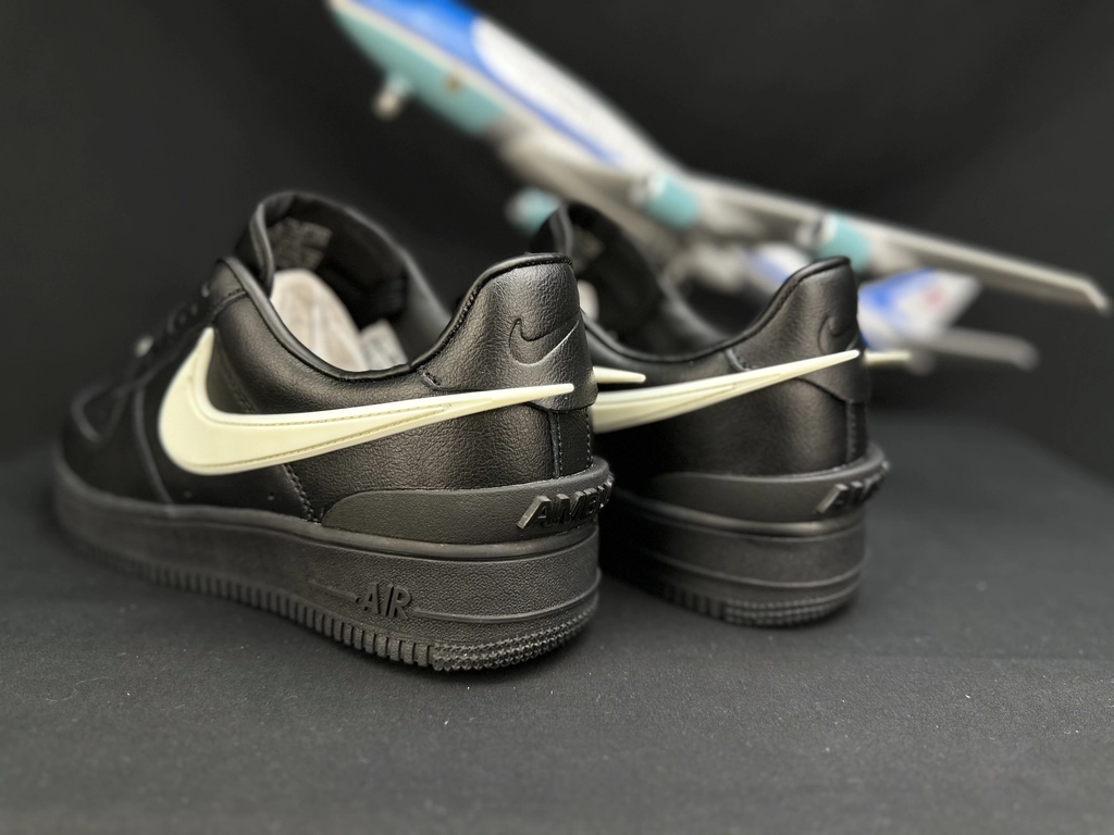 Nike Air Force 1 Grande Swoosh Preto - Vista 4