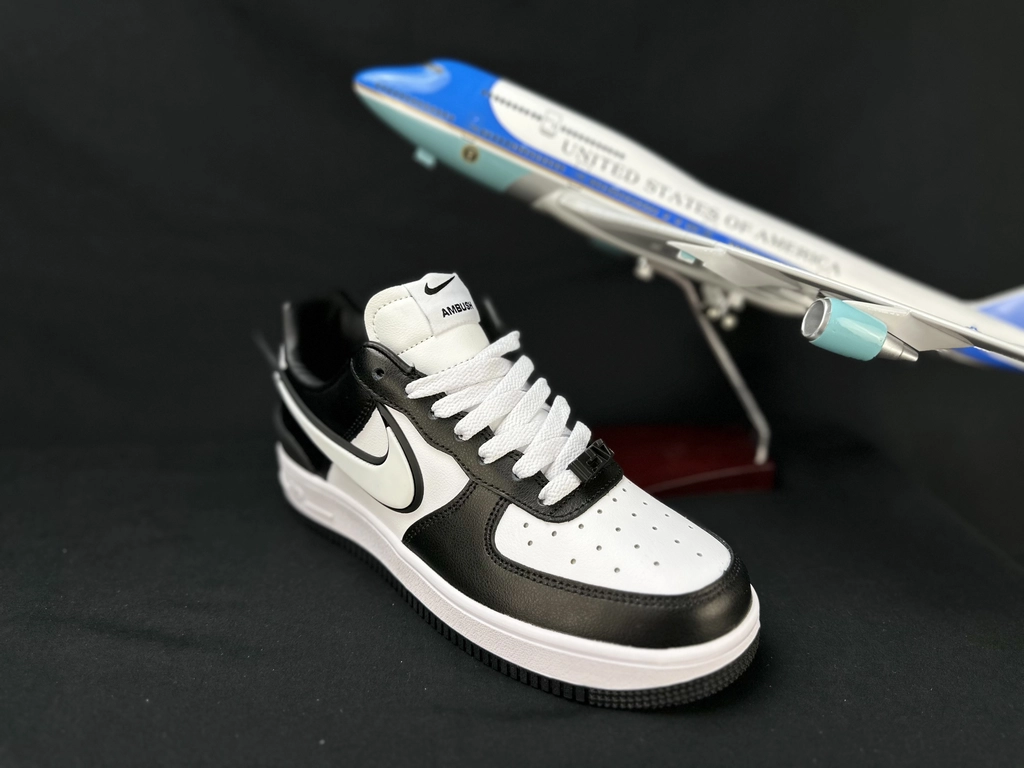Nike Air Force 1 Grande Swoosh Branco e Preto - Vista 3