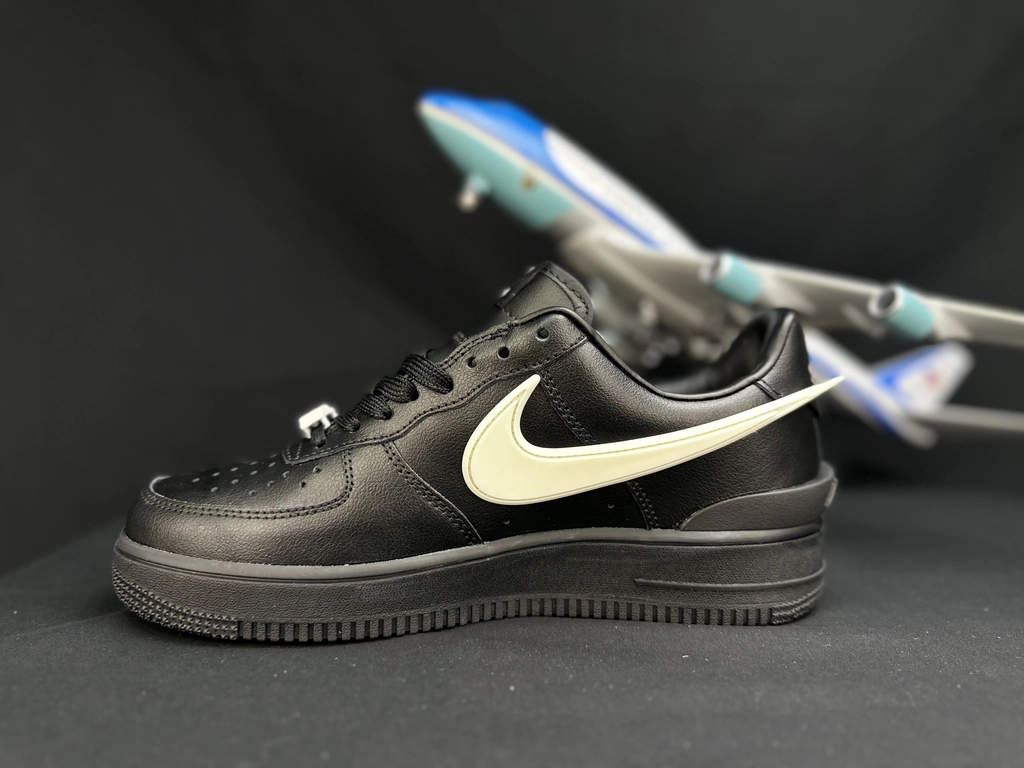 Nike Air Force 1 Grande Swoosh Preto - Vista 2