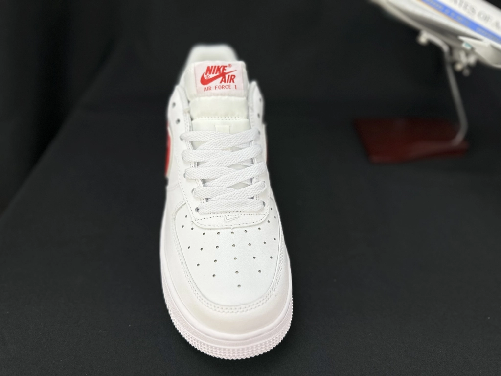 Nike Air Force 1 Duplo Swoosh Branco e Vermelho - Vista 4