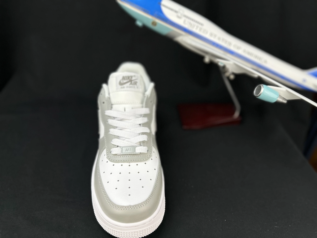 Nike Air Force 1 Branco e Cinzento - Vista 7