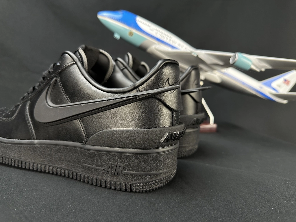 Nike Air Force 1 Grande Swoosh Total Black - Vista 7