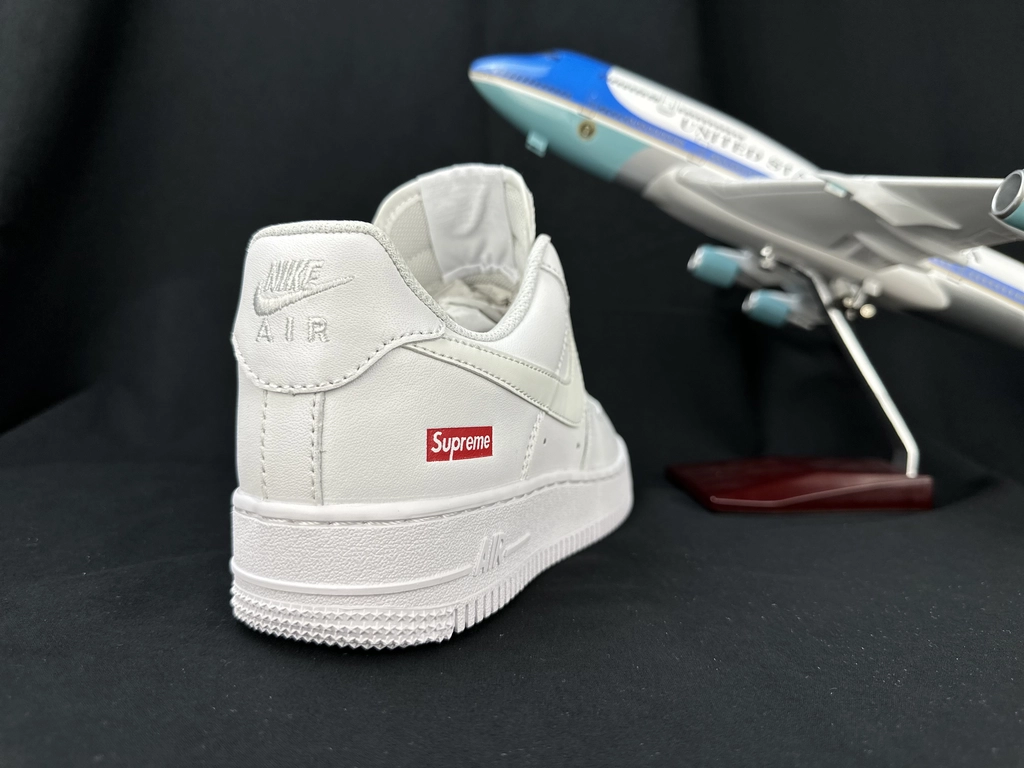 Nike Air Force 1 Supreme Branco - Vista 5