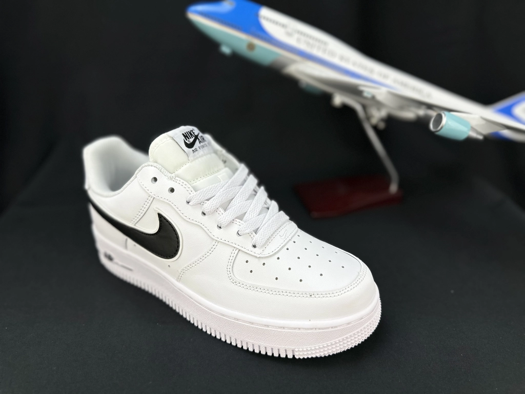 Nike Air Force 1 Duplo Swoosh Branco e Preto - Vista 4