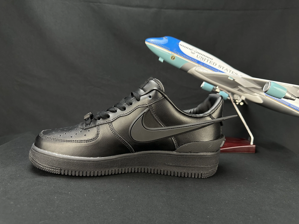 Nike Air Force 1 Grande Swoosh Total Black - Vista 3