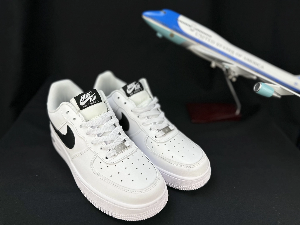 Nike Air Force 1 Preto e Branco - Vista 5