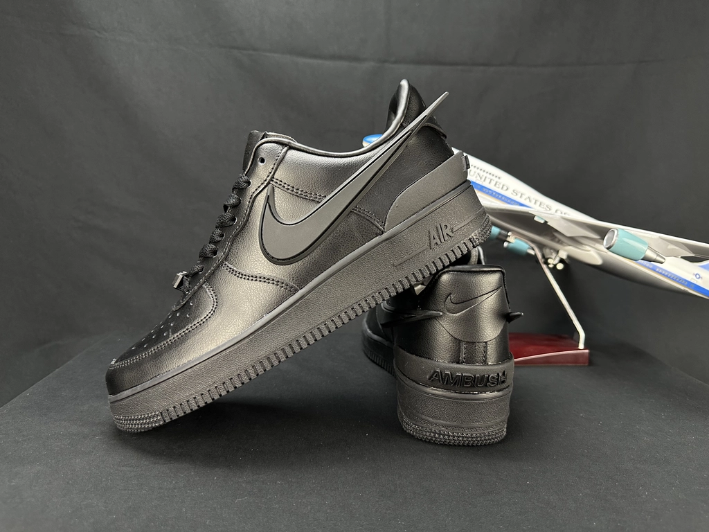 Nike Air Force 1 Grande Swoosh Total Black - Vista 4