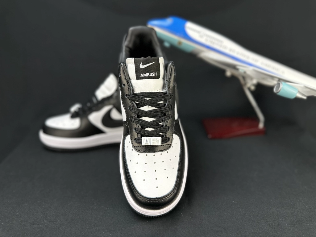 Nike Air Force 1 Grande Swoosh Panda - Vista 3
