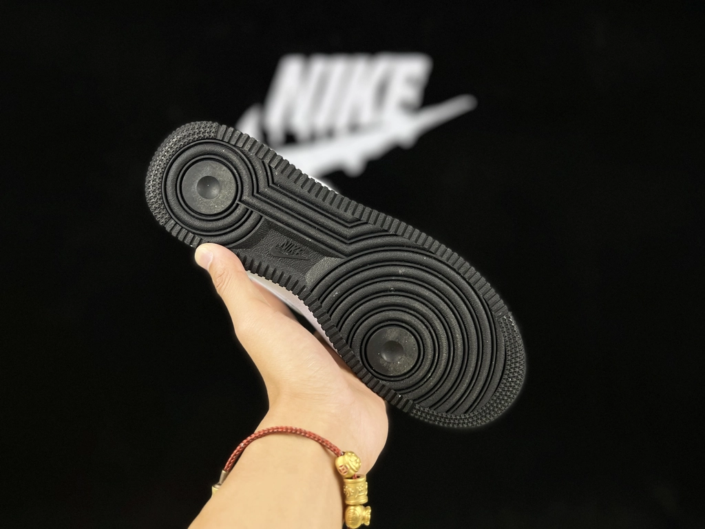 Nike Air Force 1 Edição Preto com Swoosh Branco - Vista 5