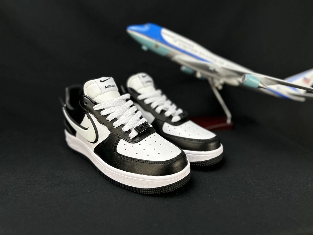 Nike Air Force 1 Grande Swoosh Branco e Preto - Vista 4