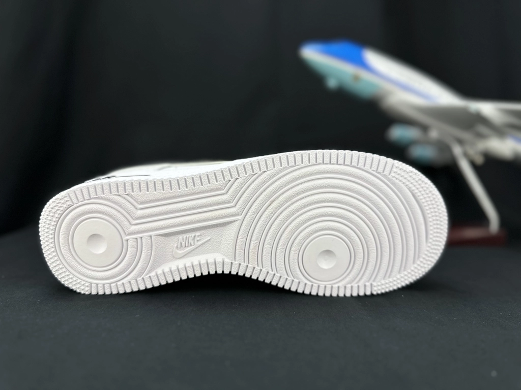 Nike Air Force 1 Duplo Swoosh Branco e Preto - Vista 6