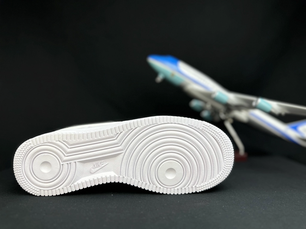 Nike Air Force 1 Grande Swoosh Branco Total - Vista 4