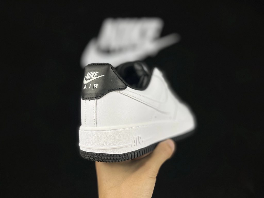 Nike Air Force 1 Edição Preto com Swoosh Branco - Vista 6