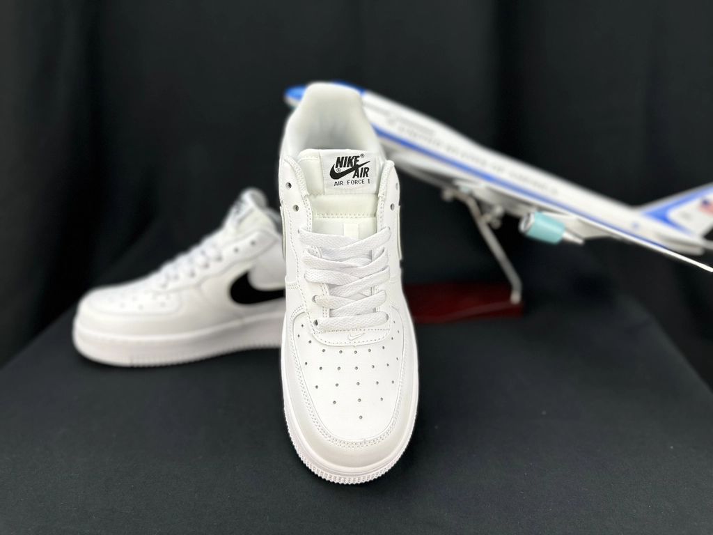 Nike Air Force 1 Duplo Swoosh Branco e Preto - Vista 8