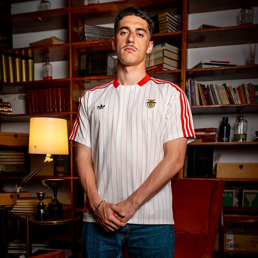 Jogador Benfica com Camisola Retro