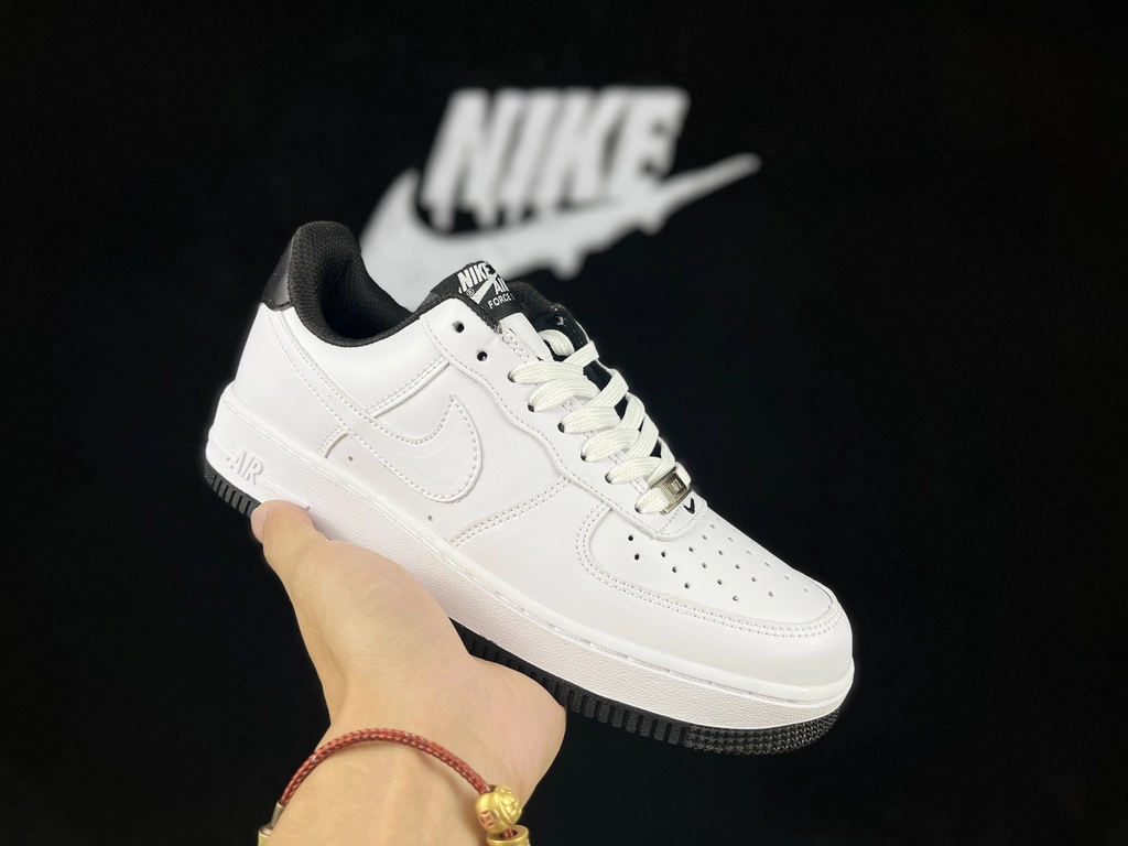 Nike Air Force 1 Edição Preto com Swoosh Branco