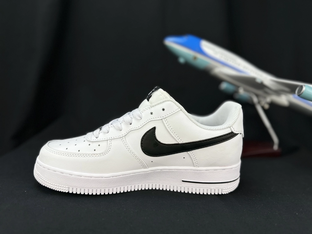 Nike Air Force 1 Preto e Branco - Vista 8